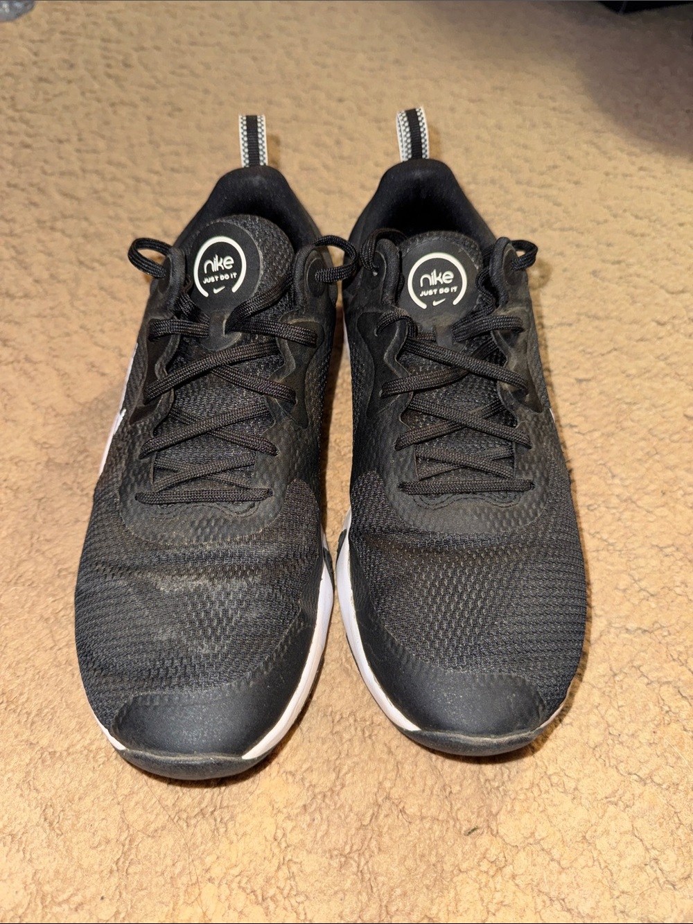 Nike Black and White Women’s Sneakers - Picture 2 of 7